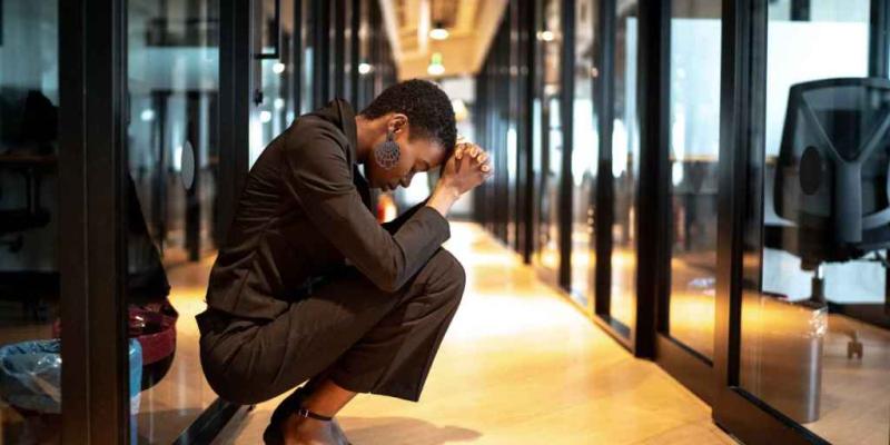 Imagen de un trabajador estresado/El Español Muchos trabajadores sufren problemas de salud mental