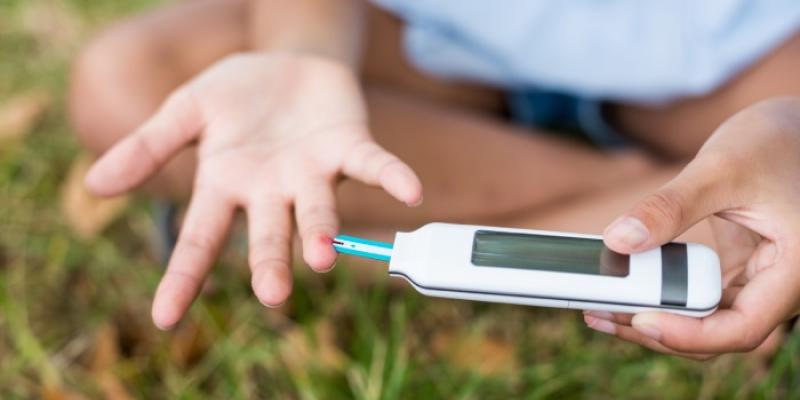 Persona con diabetes | Foto de SEEN Persona calculando el nivel de glucosa