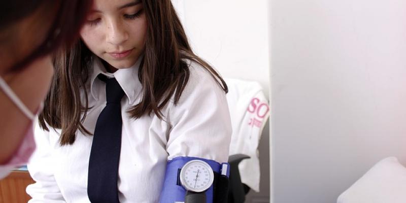 Niña en la consulta del médico