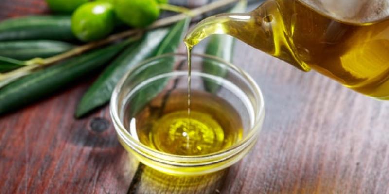 Imagen de un recipiente con aceite de oliva/envatoelements El precio del aceite de oliva virgen y sus cambios