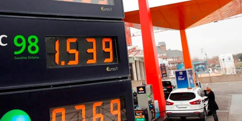 Imagen de una gasolinera/Noticiastrabajo El precio de los carburantes baja tras varios meses