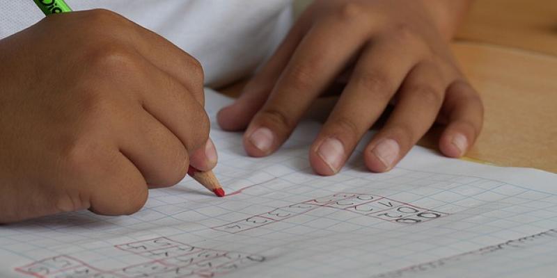 La cuota en un colegio concertado asciende a 2.704 euros Niño en el colegio/Pixabay