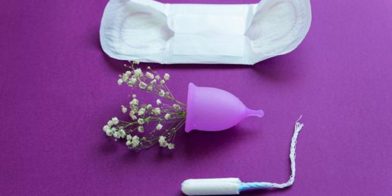 Imagen de una compresa, una copa menstrual y un tampón/El HuffPost Igualdad propone bajar el precio a la higiene íntima y a los pañales