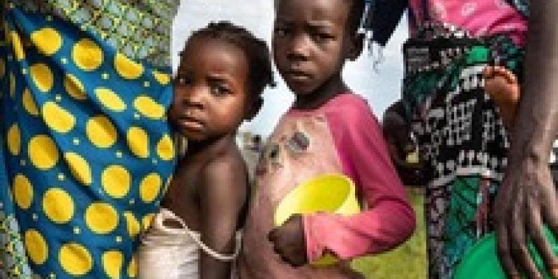 Imagen de dos niños/Deia El aumento de precios afecta a los países vulnerables