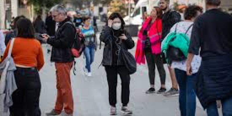 Personas con mascarilla circulan por la calle 