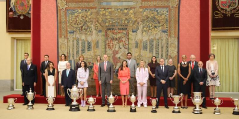 La foto con los ganadores de los Premios Nacionales del Deporte - CSD Los Reyes entregando los Premios Nacionales del Deporte
