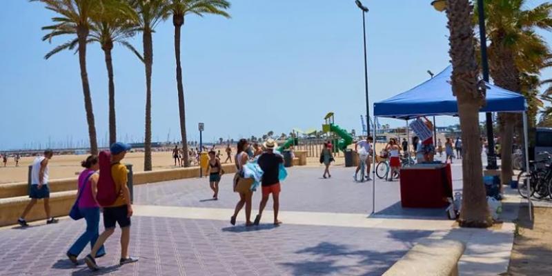 Gente paseando por el paseo marítimo