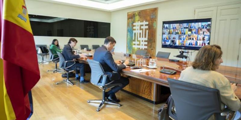 El presidente del Gobierno en su videoconferencia semanal con los presidentes autonómicos. Sánchez anuncia a las comunidades un recorte del fondo de reparto.