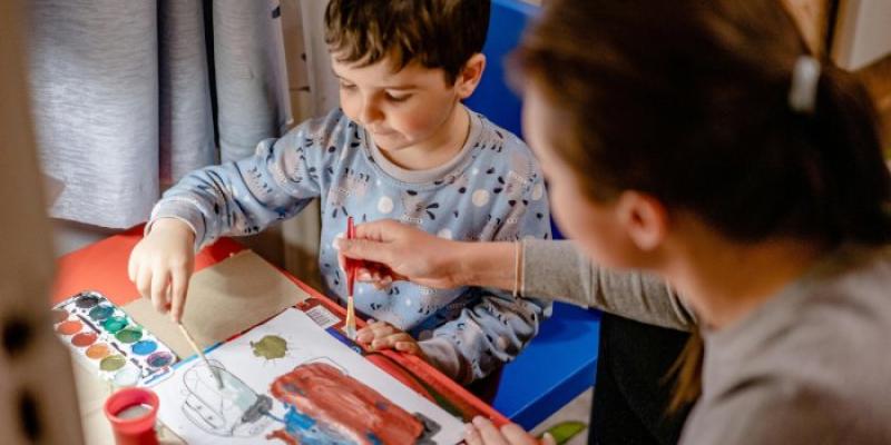 Prestación económica a familias - Pexels Niño con su madre