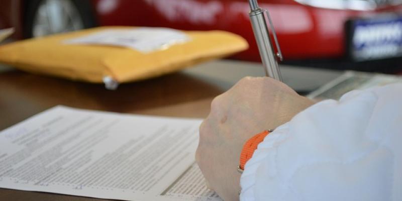 Préstamos / Pixabay Mano de una persona firmando un préstamo