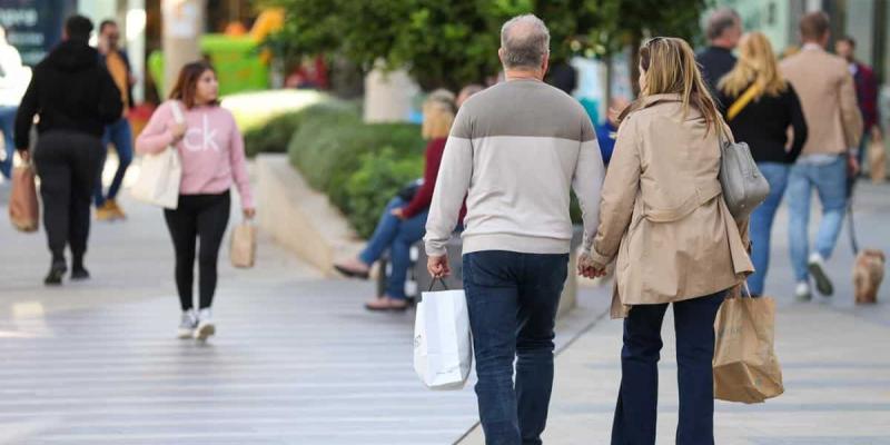 Imagen de personas andando en la calle/El Periódico de España Los hogares aumentan los préstamos