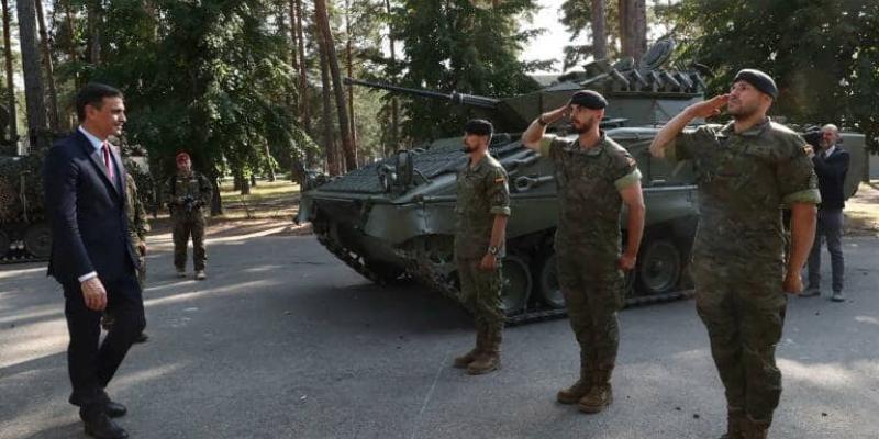 Imagen del presidente del Gobierno junto a militares españoles/Valencia Plaza España prioriza aumentar el presupuesto en Defensa