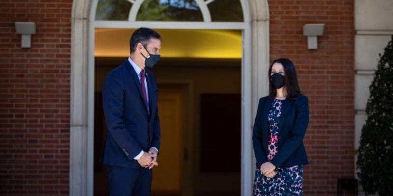 Arrimadas expresa a Sánchez su voluntad “firme y real” de negociar los Presupuestos Sánchez y Arrimadas, al llegar a La Moncloa | Foto: Ciudadanos/Pedro Ruiz / Servimedia