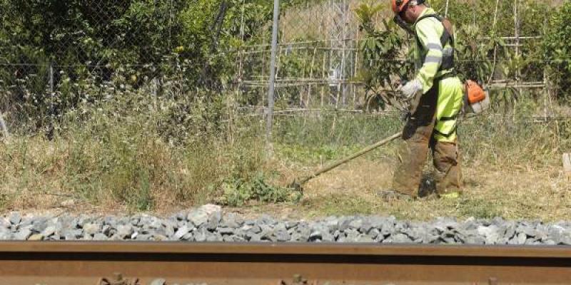 Adif trabaja para prevenir los incendios Prevención de incendios con desbroce de vía de tren