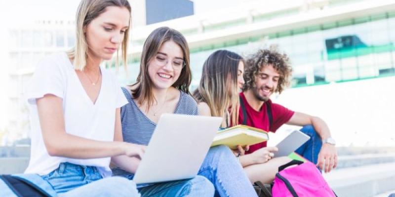 Grupo de jóvenes hablando 