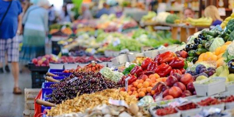 La producción y el consumo sostenibles con el planeta, es una tarea que tenemos que asumir La producción y el consumo responsables tiene que ser algo fundamental. Mercado de frutas.