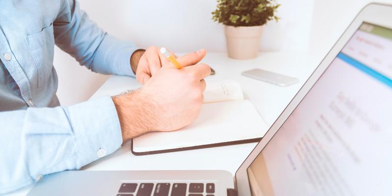 La productividad en el trabajo mejora respirando aire limpio. Imagen de @jeshoots en Unsplash La productividad mejora respirando aire limpio en el trabjo. Foto de @jeshoots