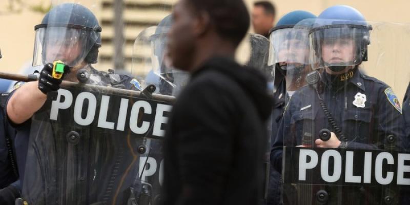 Policías usando armas de descarga eléctrica - Foto: Getty Images Policías usando armas de descarga eléctrica