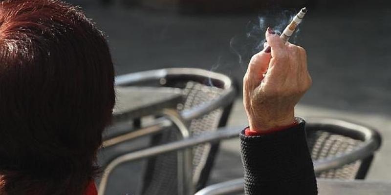 Imagen de una mujer fumando en una terraza/ABC Los españoles a favor de prohibir fumar en las terrazas