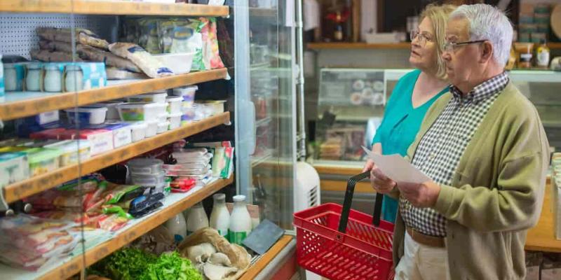Imagen de personas haciendo la compra/savi Las promociones digitales en la cuesta de septiembre