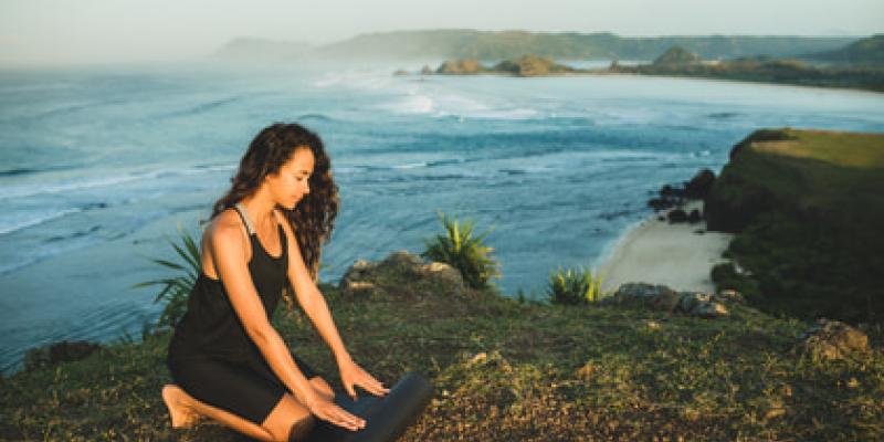 Imagen de una chica haciendo yoga/envatoelements Propósitos de Año Nuevo y desafíos