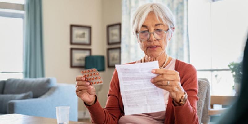 Imagen de una persona mayor leyendo un prospecto médico/envatoelements Prospectos con mensajes de voz para las personas con discapacidad