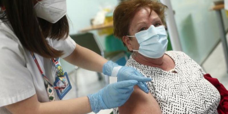 Dosis vacuna covid, efectividad Una sanitaria inocula la primera dosis de la vacuna Pzifer a una anciana, en el Hospital Universitario de La Paz / Eduardo Parra - Europa Press