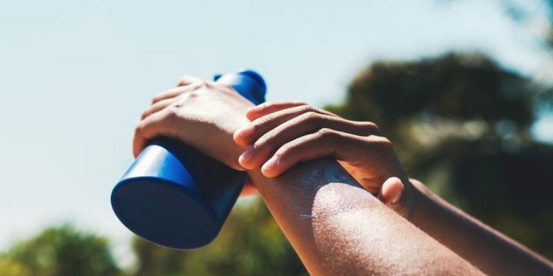 Imagen de una persona echándose protección solar/El HuffPost Es importante aplicarnos protección solar durante todo el año