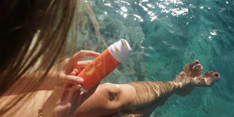 Imagen de una persona en la piscina/Biosplendor Cómo utilizar el protector solar