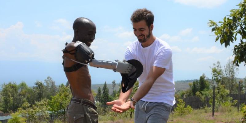 En su viaje a Kenia, Guillermo Martínez donó cinco brazos a cinco personas del Valle del Rift