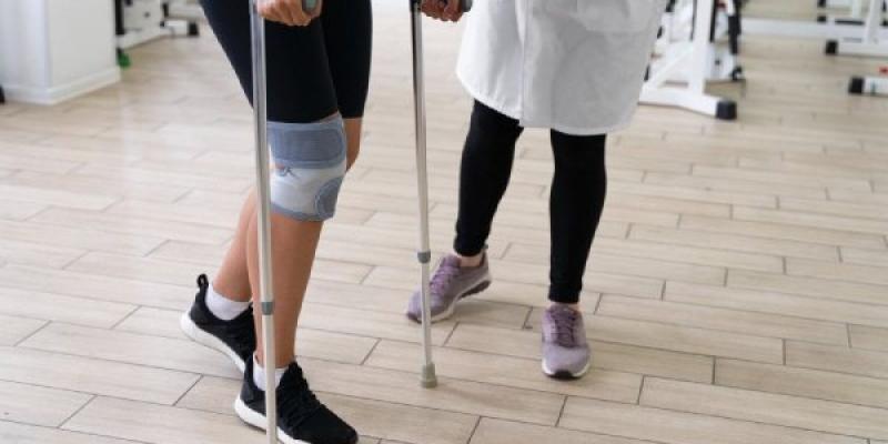 Una persona camina apodado de un elemento de apoyo | Foto de Servimedia Una persona camina apodado de un elemento de apoyo