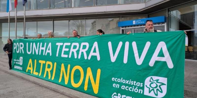 Protesta para frenar la fábrica de celulosa | Foto de Ecologistas en Acción Un momento de la protesta ante la sede de la Xunta de Galicia en Vigo
