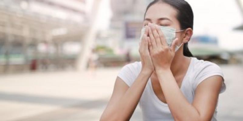 Proyectos urbanos sostenibles Chica con una mascarilla en la ciudad / Pixabay