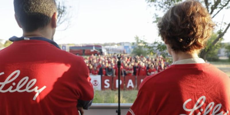 Imagen de dos niños con la camiseta de Lilly/Compromiso RSE Lilly España se funde en los proyectos solidarios