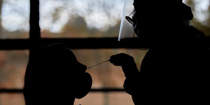 Pruebas diagnósticas Covid en España Sanitario realizando un PCR / EFE