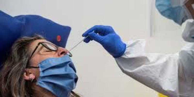 Prueba / Aumentan los test PCR y de antígenos en España Sanitario realiza la prueba PCR a un paciente