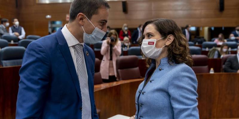 La presidenta de la Comunidad de Madrid, Isabel Díaz Ayuso (d), y el portavoz del PSOE en la Asamblea de Madrid, Juan Lobato