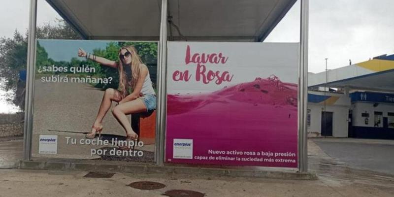 Imagen de la gasolinera con supuesta publicidad sexista/La Vanguardia Facua denuncia el "uso sexista" de la publicidad en unas gasolineras