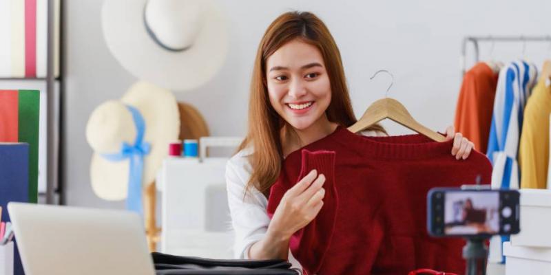 Imagen de una chica "influencer" mostrando un producto/El País La publicidad encubierta de los "influencers" en el limbo legal