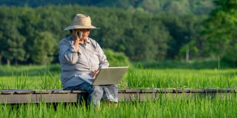 Pueblos inteligentes, señora en el campo hablando por teléfono