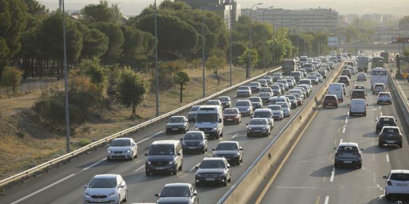 Tráfico intenso y atasco de coches en la autovía A-2. 