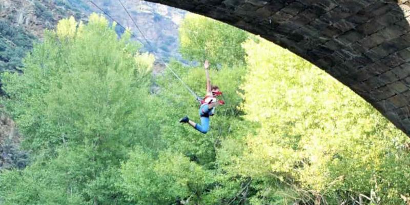 Imagen de un chica haciendo puenting/Escapada rural ¿Dónde hacer puenting en España?