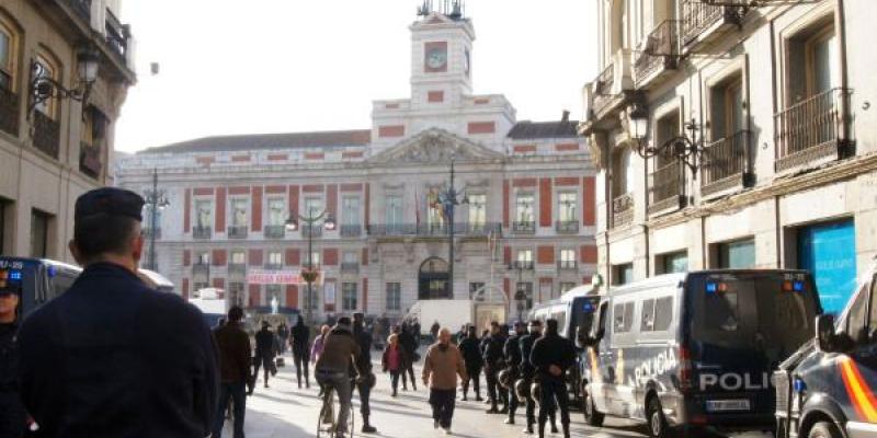 Policías vigilando la entrada a la Puerta del Sol | Foto de Jorge Villa para Servimedia Policías vigilando la entrada a la Puerta del Sol