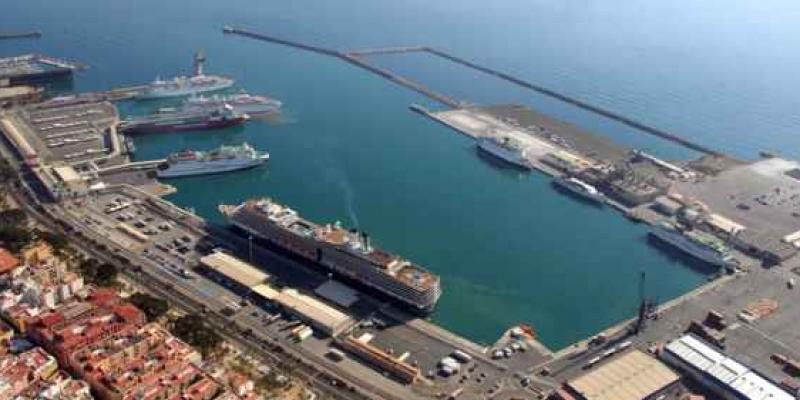 Contaminación en Almería por defectos en el uso del puerto visión aérea de los muelles del puerto de Almería