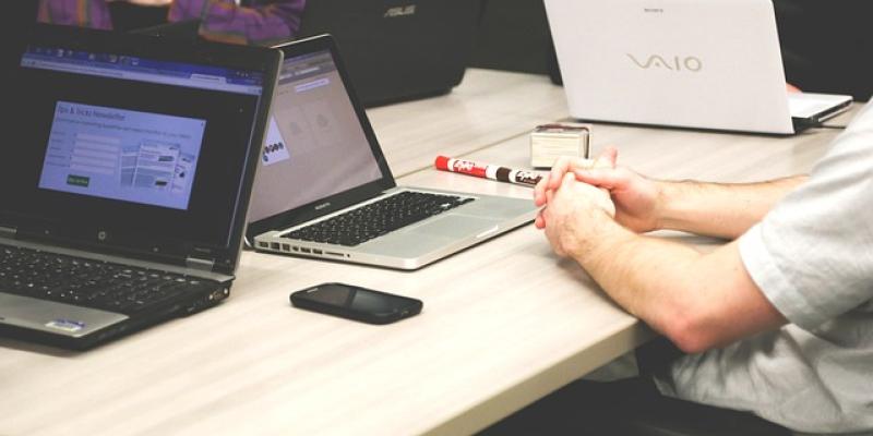 Puestos de trabajo / Pixabay Personal de una empresa trabajando con el ordenador