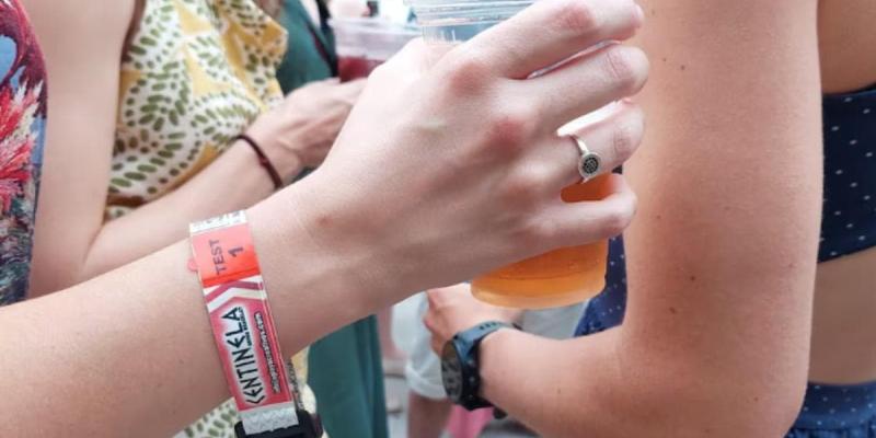Imagen de la pulsera centinela/SPORT Así es la pulsera centinela para controlar la droga en San Fermín