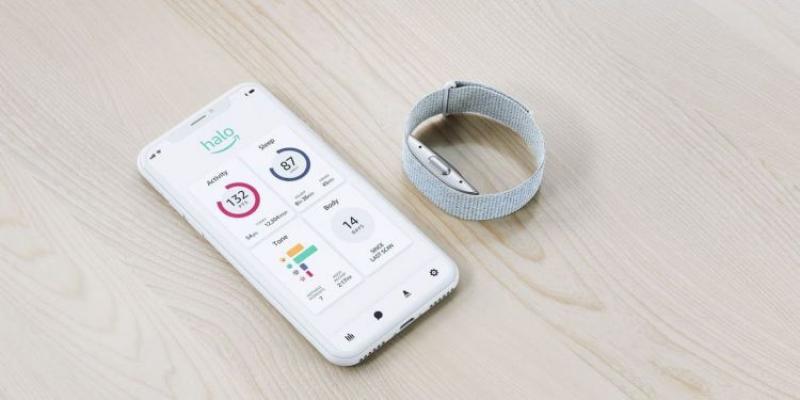 Halo, la pulsera electrónica de Amazon junto a la app móvil