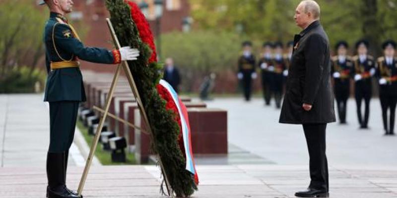 Putin rinde homenaje a las víctimas del 9 de mayo a manos de los nazis/ Reuters Putin en el desfile del 9 de mayo