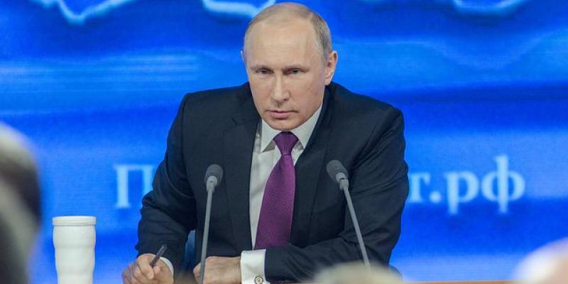 Vladimir Putin dando una intervención en una conferencia
