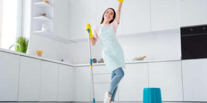 Mujer feliz practicando puttering Hablamos del puttering